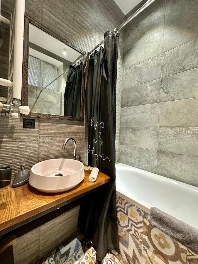 Romantic Apartments - Near Opera House 11/7 Lviv Bagian luar foto